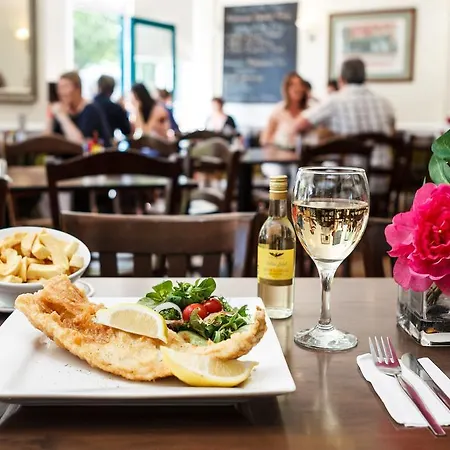 بيت ضيافة Kingfisher Townhouse